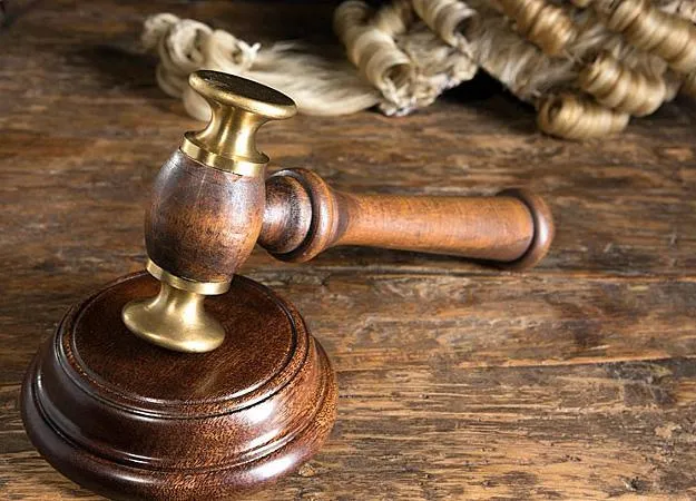 Из-за летней жары судьям и адвокатам Великобритании разрешили снять парики