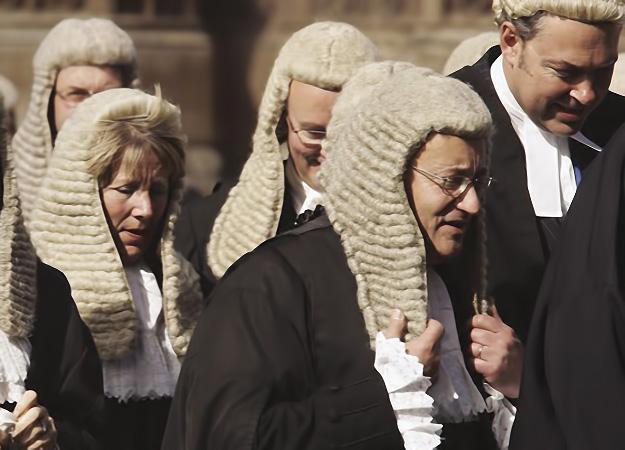 Из-за летней жары судьям и адвокатам Великобритании разрешили снять парики