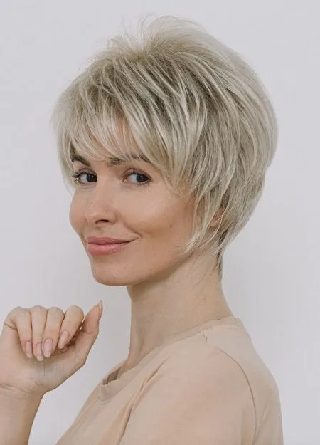 Фото 1. Искусственный парик с короткой стрижкой Лика цвета блонд.