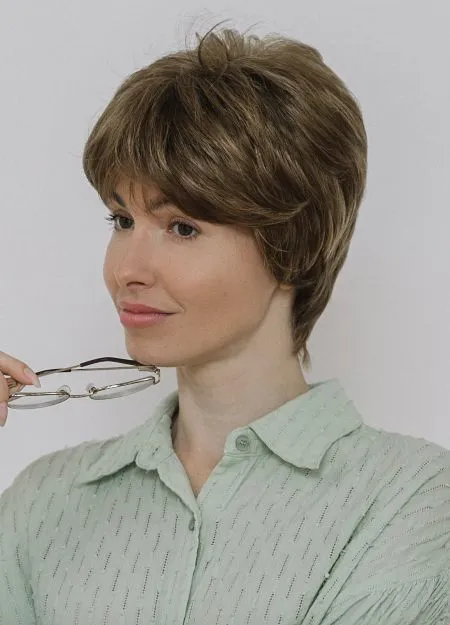 Фото 1. Искусственный парик с короткой стрижкой Виола цвета карамель