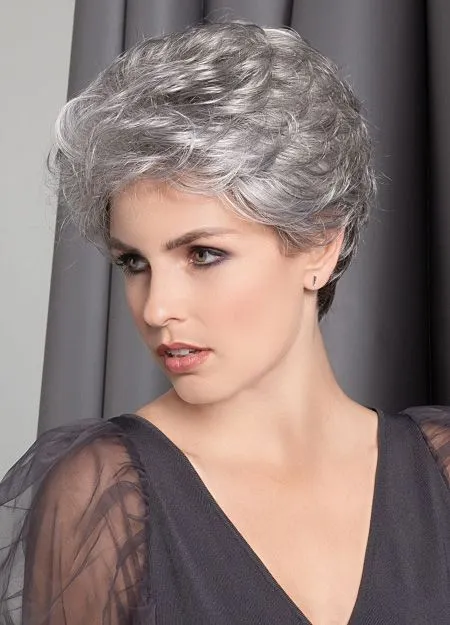 Фото 1. Короткий парик из искусственных волос Garda от Ellen Wille седого цвета.